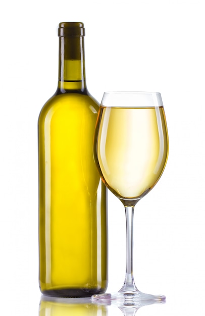 ガラスと白で隔離される白ワインのボトル