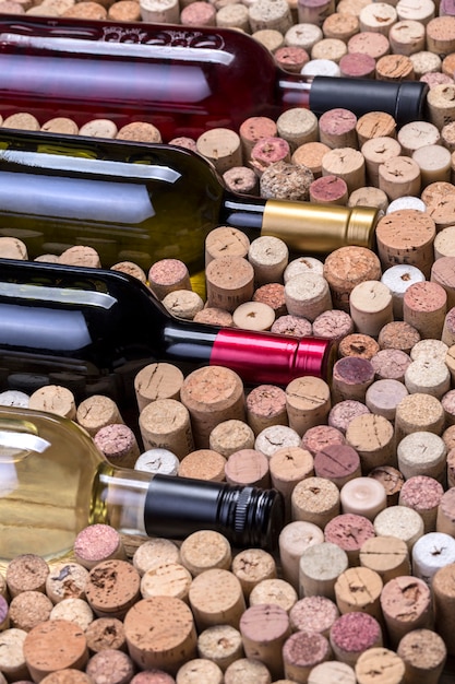 Photo glass bottle of wine with corks