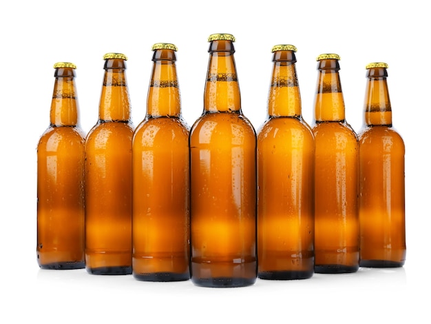 Photo glass bottles of beer isolated on white