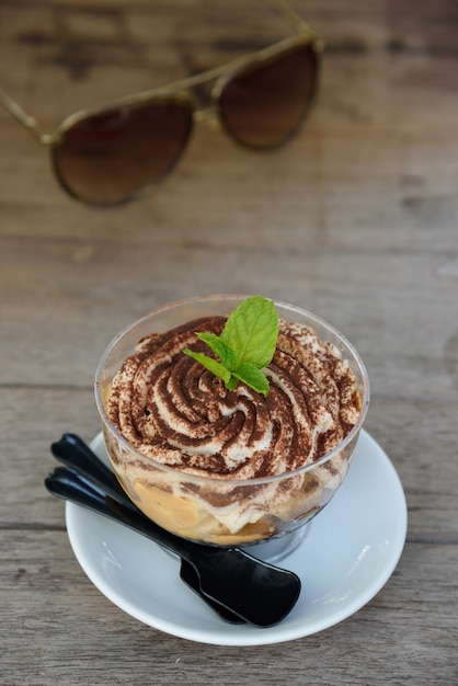 Foto la ciotola di vetro di banoffee con panna montata