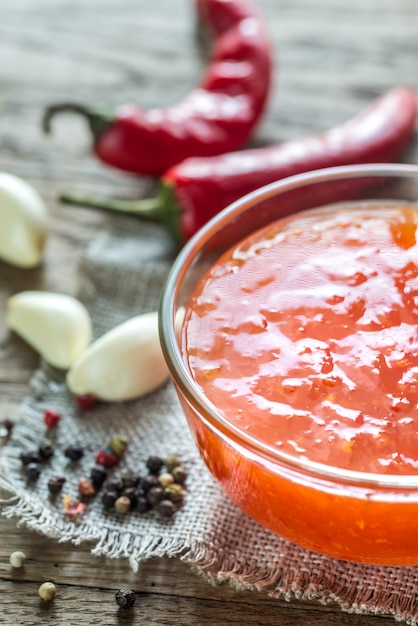 Foto ciotola di vetro di salsa di peperoncino dolce tailandese