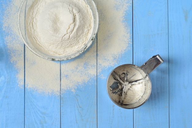 Photo glass bowl with flour and sieve