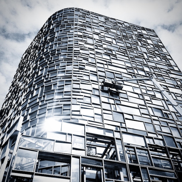 Foto edificio di vetro contro un cielo nuvoloso