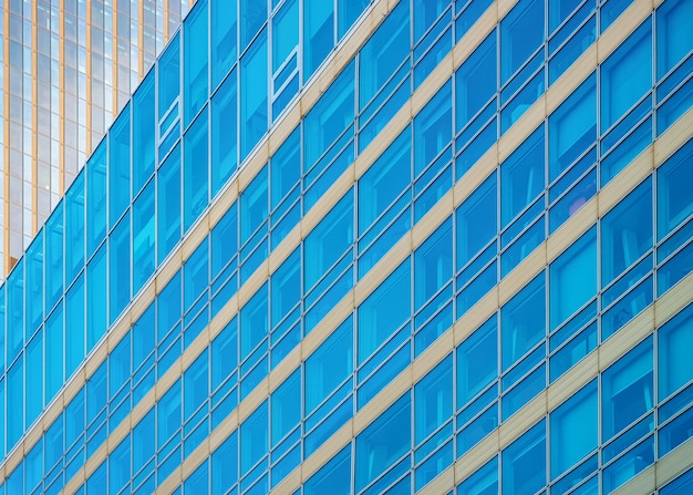 Архитектура офисного здания Glass Business в современном городе в Вене, Австрия. Экстерьер и горизонт городского корпоративного небоскреба. Финансовый коммерческий центр