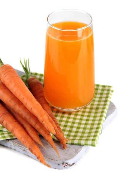 Foto bicchiere di succo di carota e carote isolate su bianco