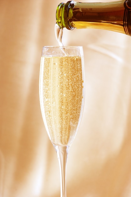 Photo glass of champagne against golden background