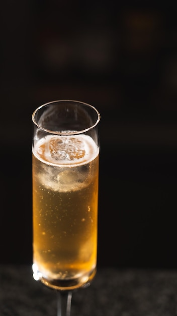 Foto un bicchiere di cocktail di champagne sul bar di marmo