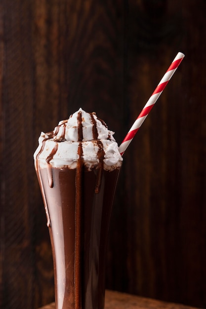 Photo glass of chocolate shake on table