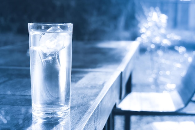 Foto bicchiere di acqua pulita con ghiaccio sul tavolo, acqua potabile