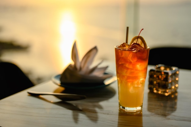 레스토랑의 스카이 바 카운터에 있는 칵테일 그림자 한 잔. 칵테일은 여름 방학에 적합합니다. 칵테일, 음료, 알코올, 휴식, 레스토랑, 여름 컨셉입니다.