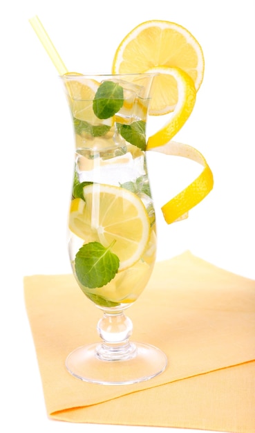 Photo glass of cocktail with lemon and mint isolated on white