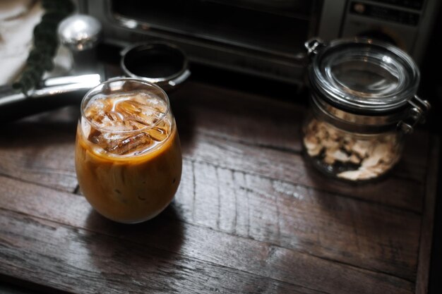 テーブルの上に牛乳が入ったコーヒーグラス