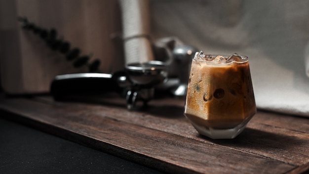 Bicchiere di caffè con latte sul tavolo