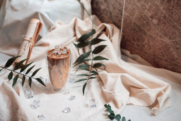 Foto bicchiere di caffè con latte su una tela bianca