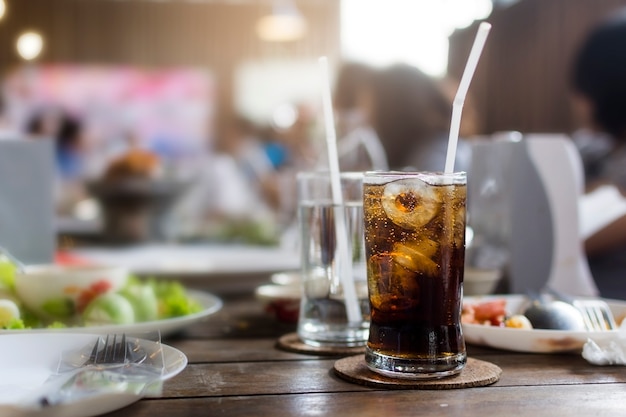 昼食時のテーブルにコーラのガラス