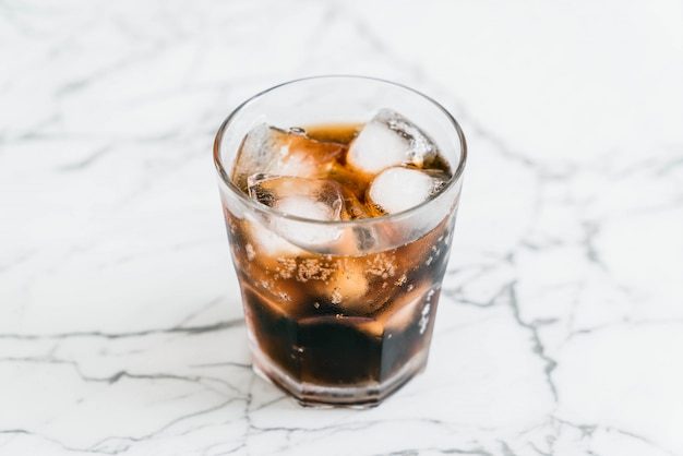 Photo glass of cola with ice