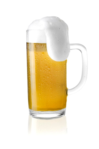 白い背景に分離された冷たいビールのグラス