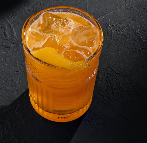 新鮮なオレンジで浸した冷たい水のグラス