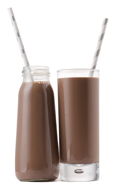 Tazza di vetro di cioccolato al latte con una cannuccia isolata su sfondo bianco
