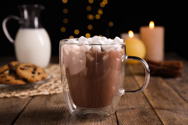 Foto tazza di vetro di cacao con marshmallow sulla tavola di legno