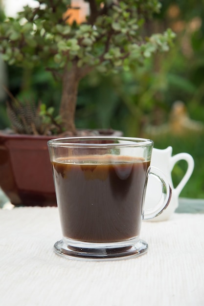 Стеклянная чашка с черным кофе на завтрак