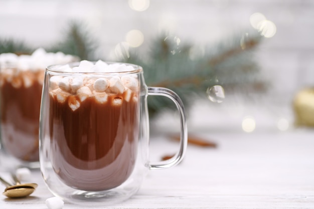 Photo glass cup of hot cocoa with marshmeloy christmas tree