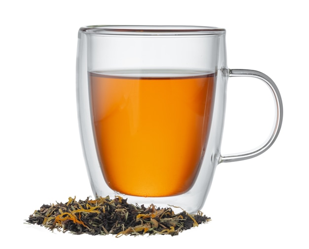 Tazza di vetro di tè con foglie di tè secche isolate su bianco