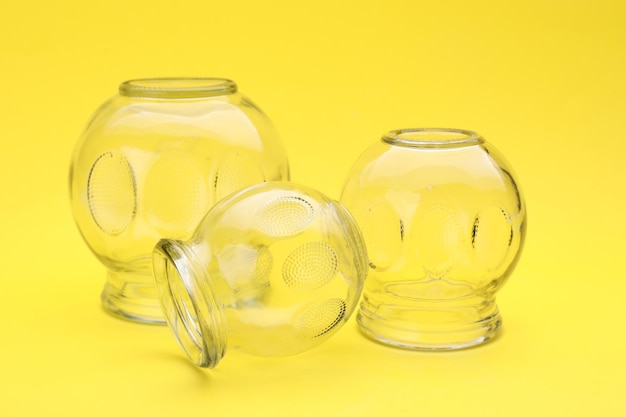 Foto coppe di vetro su sfondo giallo close-up terapia delle coppe