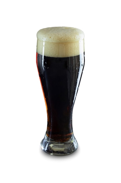 Un bicchiere di birra scura con schiuma alta e densa è isolato su sfondo bianco