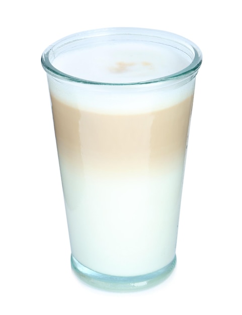 Foto bicchiere di delizioso latte macchiato isolato su bianco