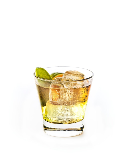 白い背景に飲み物のグラス