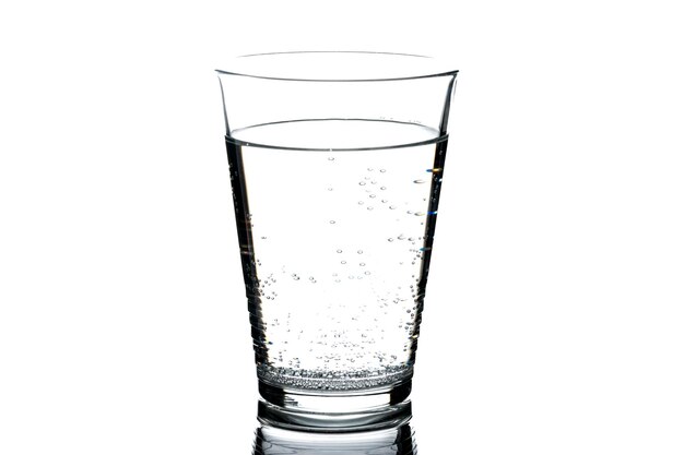 白い背景の上のガスと飲み物の水のガラス