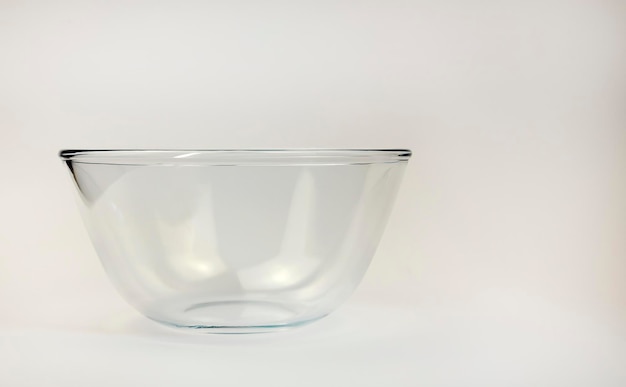 Photo glass empty salad bowl on white background cooking concept