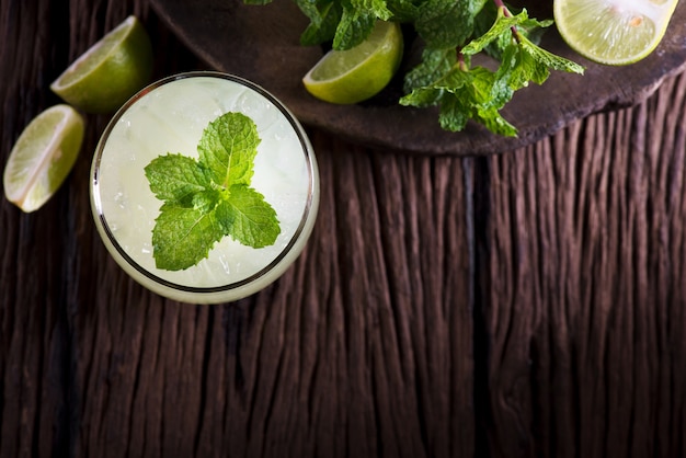 Foto vetro riempito con succo di lime fresco fatto in casa.