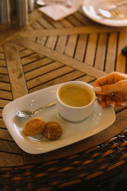 おいしいクッキーとフィルターコーヒーのガラス