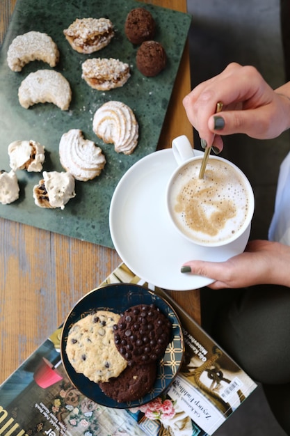 Bicchiere di caffè filtro con deliziosi biscotti