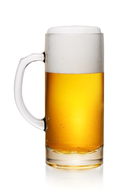 Стакан свежего пива изолирован на белом фоне с обтравочной дорожкой