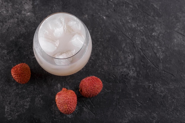 Photo glass of fresh cold lychee juice