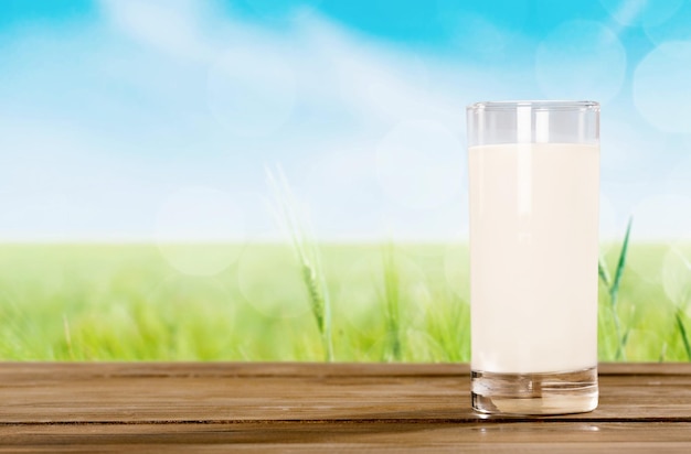 Photo glass of fresh milk isolated on background