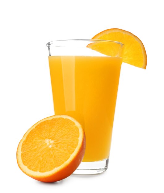 Un bicchiere di succo d'arancia fresco con fette su sfondo bianco
