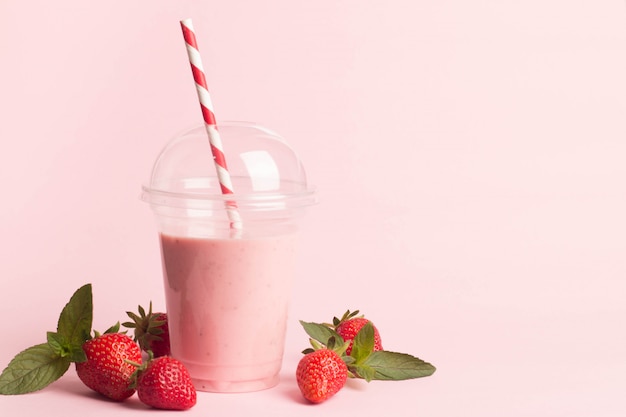 Photo glass of fresh strawberry milkshake