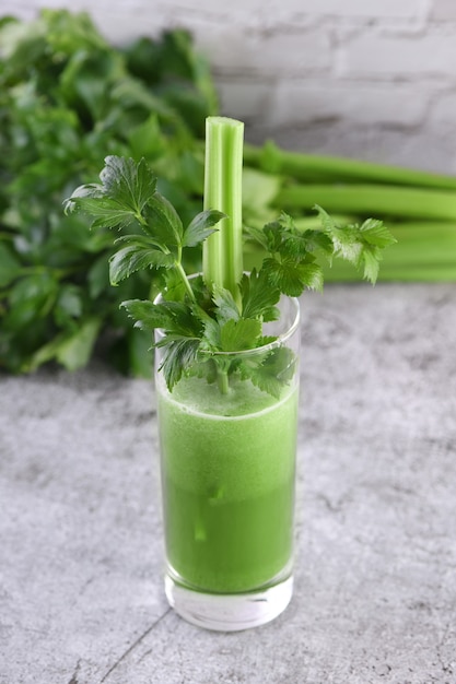 Photo a glass of freshly made celery smoothie. a detox drink for those who care about health.