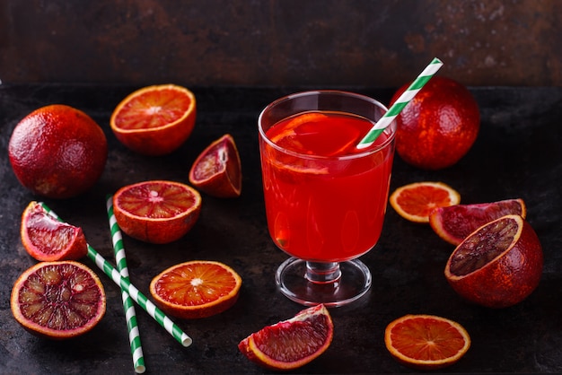 Стакан свежевыжатого апельсинового сока, кроваво-оранжевый