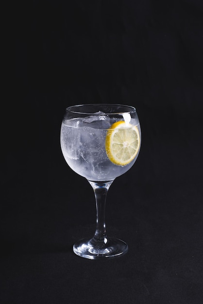 Photo a glass of gin and tonic with a slice of lemon on the rim