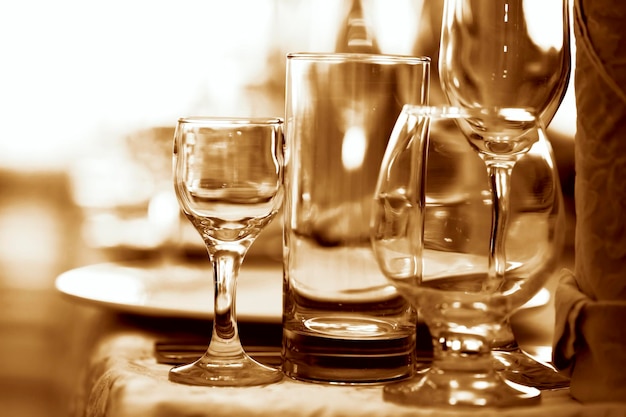 写真 茶色に染められたレストランのテーブルのガラスのゴブレット