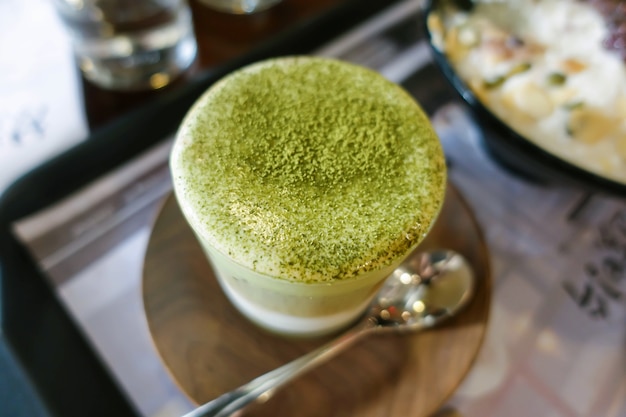 Стакан зеленого чая на столе