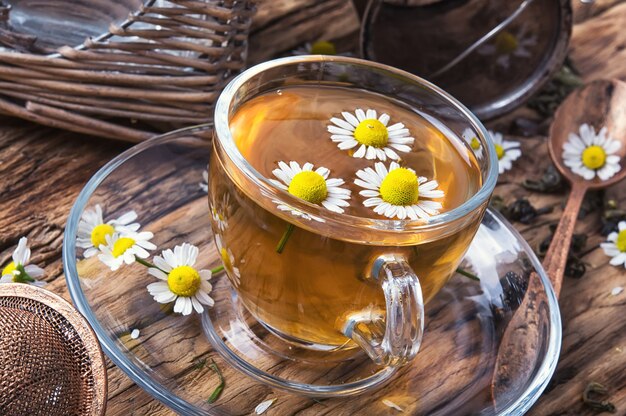 Photo glass of herb tea with chamomile