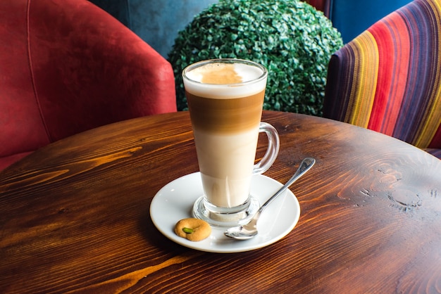 Bicchiere di caffè macchiato al caramello caldo