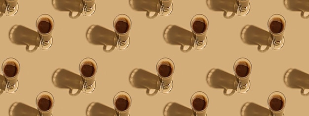 Foto bicchiere di cioccolata calda su uno sfondo colorato.giorno del cioccolato. banner. modello