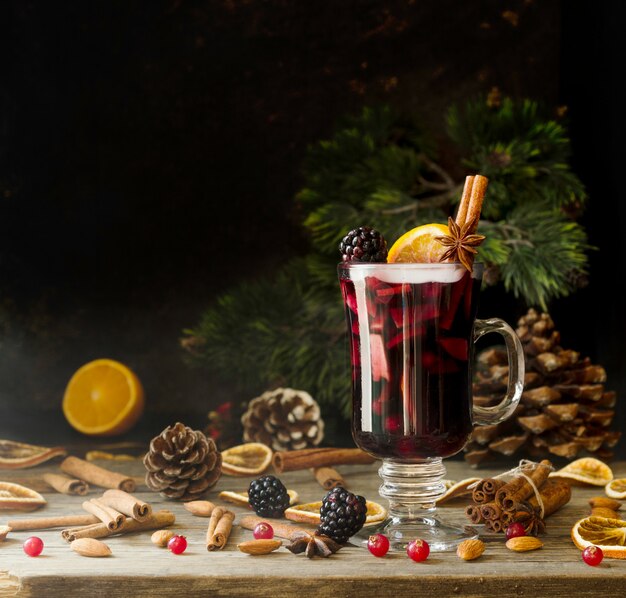 Photo glass of hot mulled wine with ingredients
